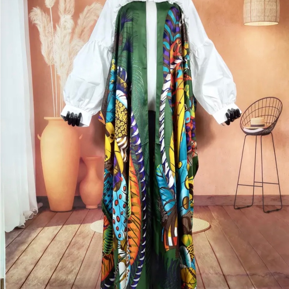 This duster is Italian silk. Fits up to size XX